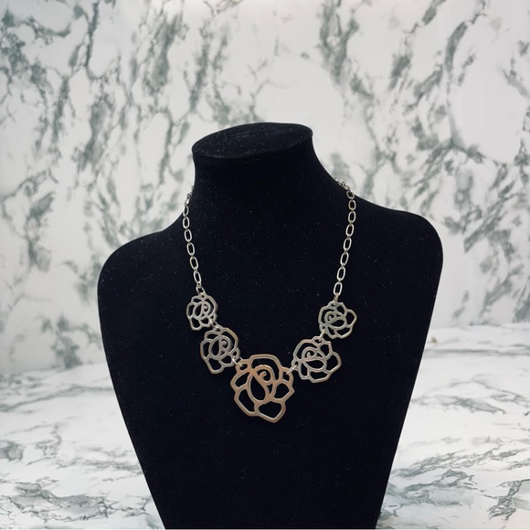 Elegant Silver Rose Necklace Y2K - Picture 3 of 7